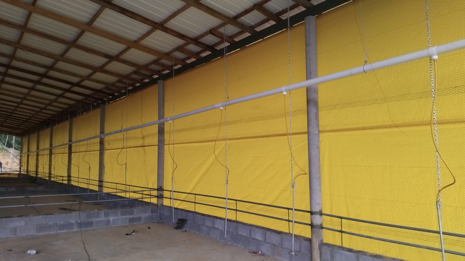 Sistema de cortinas laterales enrollables para galpones porcícolas - 2.4